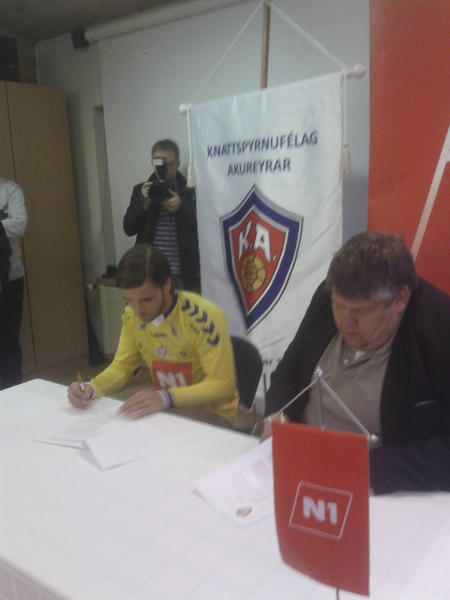 BHStefansson's tweet photo. Hallgrímur framlengir til 2014 #ka #fotbolti http://t.co/vfJytnz7
