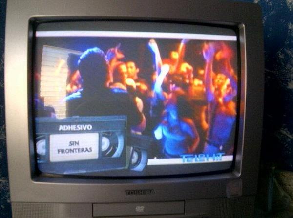 tripodeav's tweet photo. Sin Fronteras de @Adhesivo_ESA en Telehit!!! http://t.co/vKhIMBeC