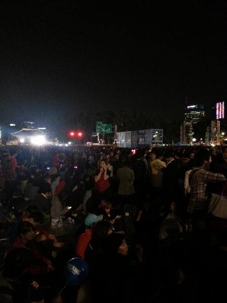 annk771's tweet photo. 어제 시청광장에서 엄청난 사람들때문에 난완전히 새됐어ᆢ @ http://t.co/Km7imB6p