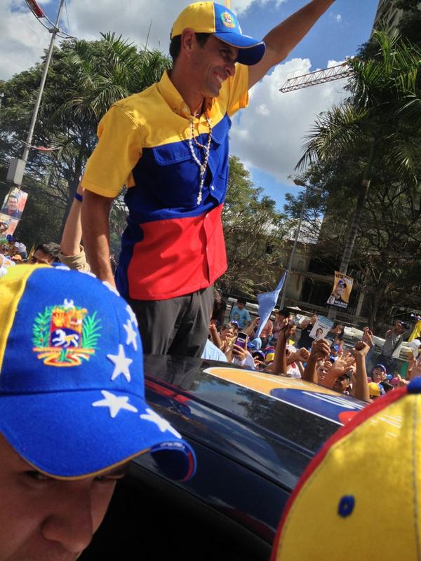 gfossir's tweet photo. Capriles en Cierre de campaña... http://t.co/MDu3VtOc