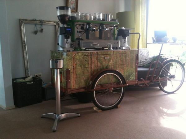 De Sinjorenclub van mijn vader heeft hun uitje in NH. Koffie met gebak bij <a href="/Dekoffiekar/">De koffiekar</a>. koffiefiets in de woonkamer