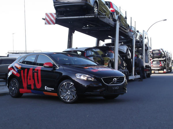 brh_harderwijk's tweet photo. Lossen maar die v40's!!! 12 stuks zijn weer binnen http://t.co/HOtBUphc
