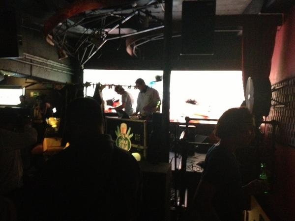 elteatrobar's tweet photo. Los DJs en pleno #GarageZulia ... No Cover con derecho a una birra ... Y después las Birras a BsF 10 ... http://t.co/isXpLBqc