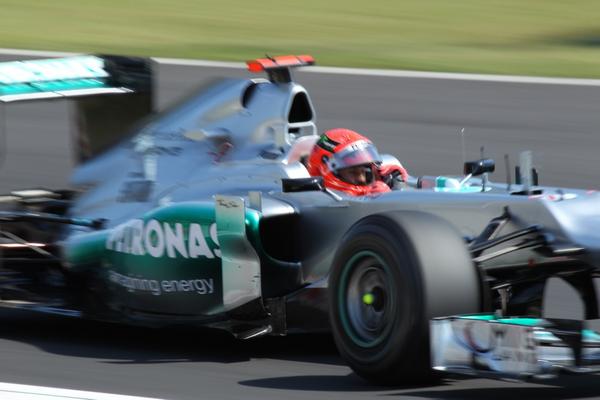 Uyan1975's tweet photo. 今日のフリー走行での一コマ
バイザー上げてなにしていたのだろう？#f1jp http://t.co/NCW1FY4X