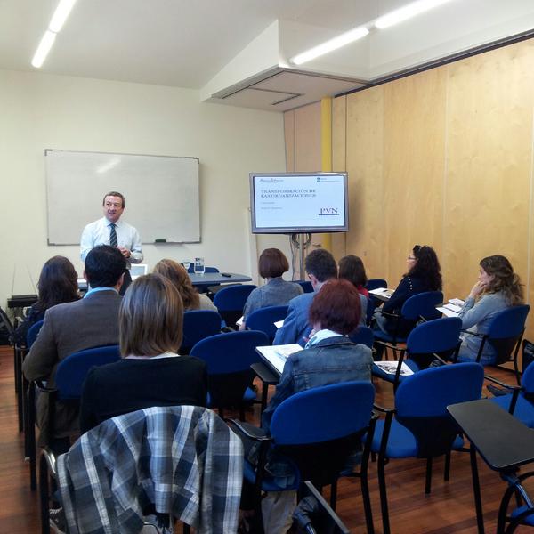 Comienza la charla impartida por Pedro Navarrete, expresidente de Sony España, sobre gestión de personas #pymes