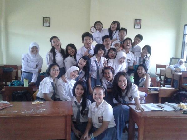 ya allah bukannya saya malu numpang ditempat orang lain tapi betapa sayangnya saya sama kelas ini :"( >>