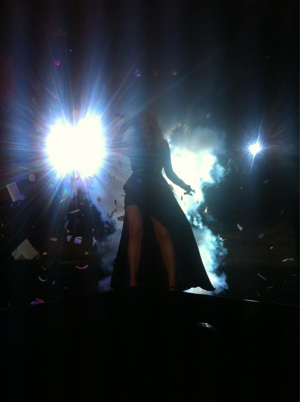jeromyspence's tweet photo. Thanks @carrieunderwood you rocked the house last night in van! #blownawaytour http://t.co/vDw0NEmj