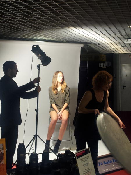 Fnac_CAT's tweet photo. Aquí seguimos, petado de gente, con @IEFC_fotografia y aprendiendo a iluminar a una modelo #salofotofnactriangle http://t.co/OrxtC5hk