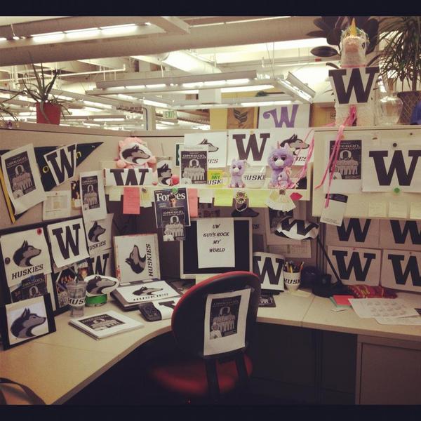 GoDucks's tweet photo. UO/UW rivalry banter at work? Share your photos with us and we'll tweet out the best ones! #UOUW #goducks http://t.co/RPCQMEzl