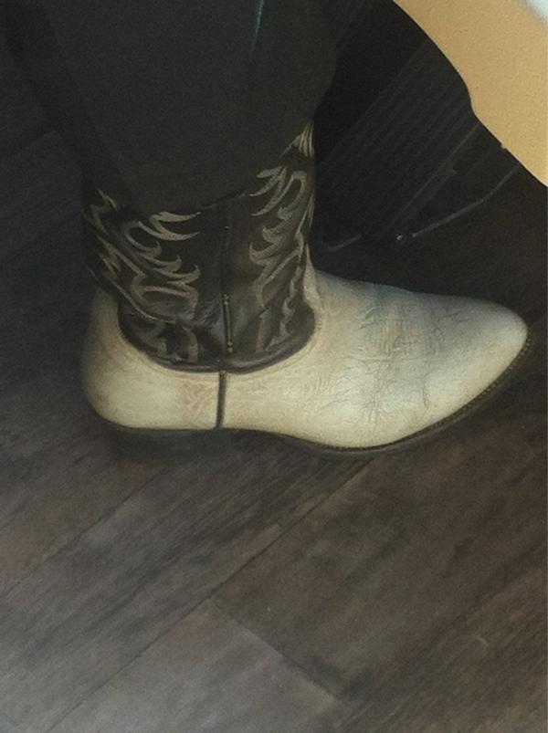 saincilaire's tweet image. The bus drivers driving shoes..
#BootGame