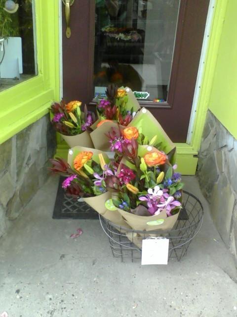 Peaseblossoms's tweet photo. Grab 'n Go Thanksgiving arrangements looking for a place to call home this weekend! http://t.co/yzImB9mW