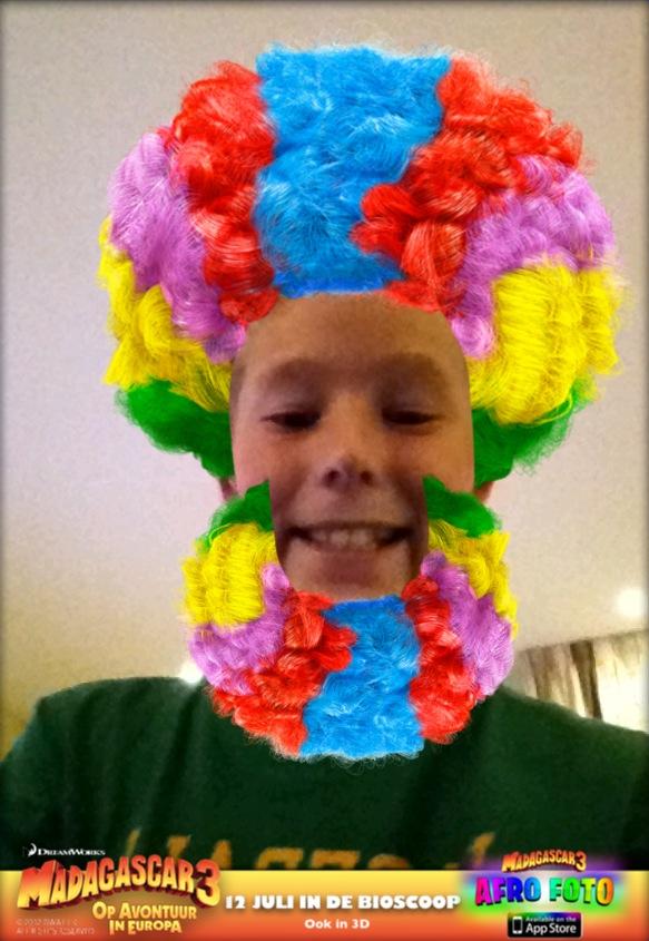 roymans14's tweet photo. Ik hoor nu bij het Afro Circus. Staat de regenboog pruik jou net zo leuk als mij? http://t.co/8kIGfTNJ