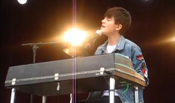 GreysonCream's tweet photo. #greysonpict Performing SCL, cie elaah ada sinarnya mentang2 sunshine._. http://t.co/N9klQ0d1