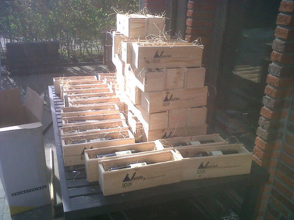 WijnvanBoot's tweet image. De allereerste relatiegeschenken van mijn bedrijf en van dit seizoen! Kistjes topwijn voor VeldeBouw in Boskoop!