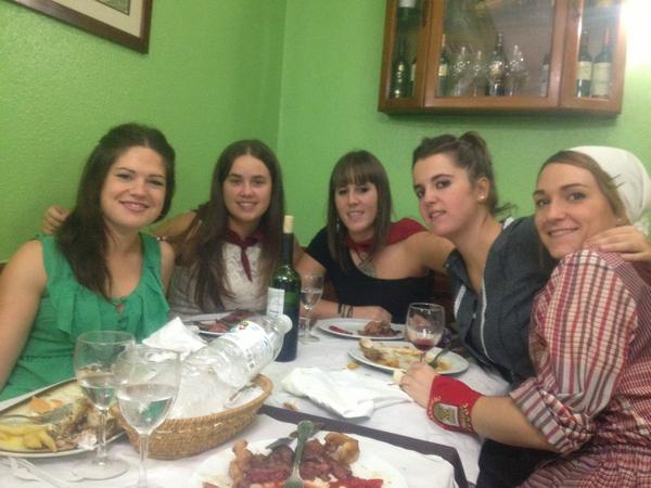 AmaiaEtxeba's tweet photo. Euskal jaia!! @ari_ane44 @Nremen @iratiberis #ale!! http://t.co/yGnlUHmU