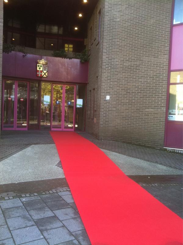 De rode loper ligt uit. Welkom bij Leven in Leusden! 13.30 uur gemeentehuis # leveninleusden