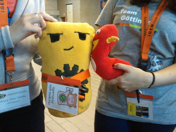 The creepy plushie has made a new friend: FlashColi from Team Göttingen! And even got a kiss out of it.