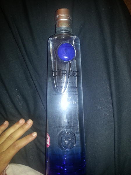 Tyavel's tweet photo. Mum got tayvon .. me and @Temppz187 gettin wavey #ciroc http://t.co/aRfR0IXu