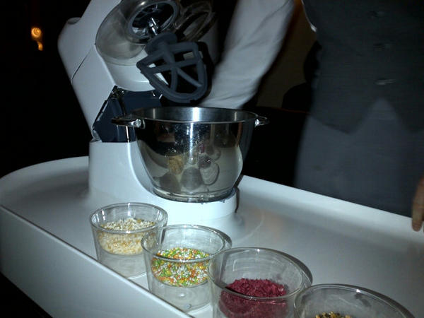 trainerosss's tweet image. RT @MarthaStewart: Nitrogen ice cream trolley. Temp is -190 degrees celcius. Vanilla ice cream being made