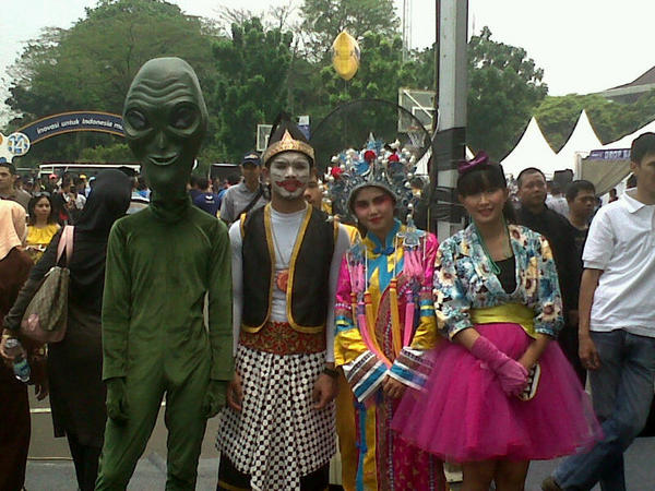 livinpoin's tweet photo. Maskot mandiri fiesta juga hadir lho di #run4ournation #mandiri14th di lap parkir JCC Senayan http://t.co/104xaMVW