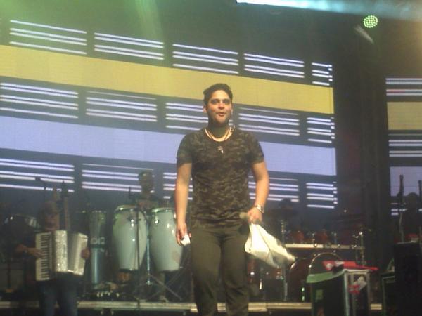 radioitapoan's tweet photo. Lindo demais o show da dupla @jorgeemateus http://t.co/dUzNUvSW
