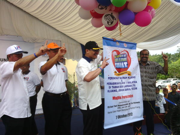 Gimik perasmian olh DS <a href="/HishammuddinH2O/">Hishammuddin Hussein 🇲🇾</a> #KarnivalJelajahSihat T6 #Sembrong <a href="/Vidyananthan/">R.Vidyananthan</a> <a href="/dasri17/">Dato' Asri</a> <a href="/zeekay15/">Kucing Gebu</a>