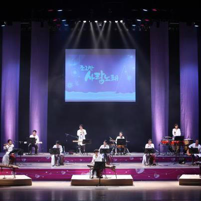 울산종합운동장 보조경기장 10월 10일 수요일 저녁 7시 한글문화예술제 축하공연'울산이 한글을 만났을 때' 두번째 공연은 민들레입니다. 전통 국악의 호흡과 현대적인 세련미를 느낄 수 있는 곡을 준비하고 있습니다.