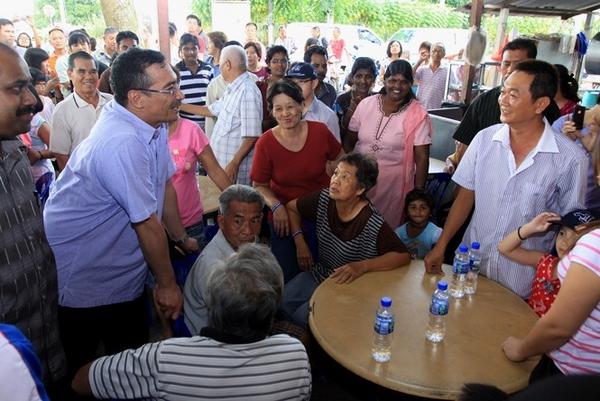 1Msia 1Sembrong - orang lain jgn harap nak pecah belah kita ni “<a href="/idamoerni/">idamoerni</a>: Ds H2O beramah mesra dgn penduduk.. ”