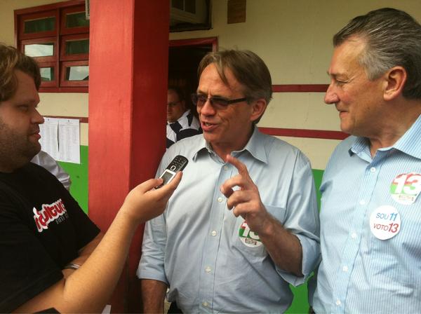 CarlitoPrefeito's tweet photo. Carlito e Voltolini falam com imprensa no Jorge Lacerda #Joinville http://t.co/lxV9rZNE