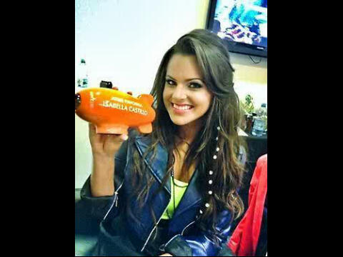 CastilloLovers's tweet photo. Miren a la bella @Isacastillo7 Con su Blimp en la mano :) Aww que hermosa http://t.co/wqwKWHFQ