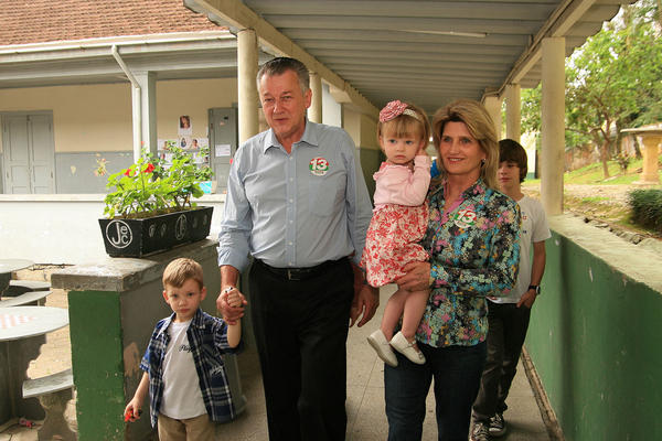 CarlitoPrefeito's tweet photo. FOTOS DO DIA: O vice Voltolini chega na escola Conselheiro Mafra com a família. #Joinville #É13 http://t.co/WLWHhY6b