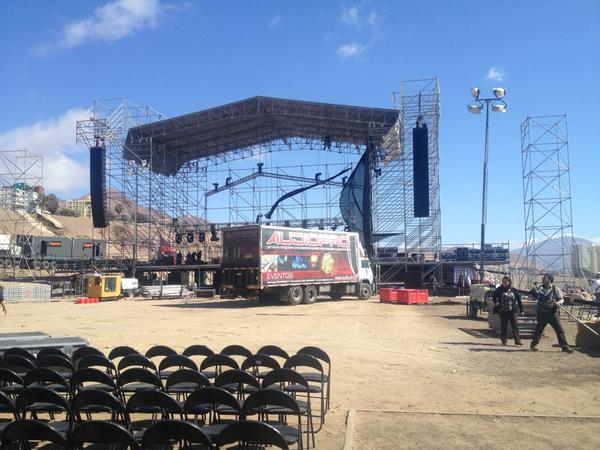 seven_time's tweet photo. Un despliegue impresionante para la realización del mejor concierto de los últimos tiempos  en #Antofagasta ! http://t.co/Ou1qqDBD