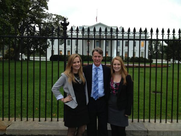 dmonaghan5's tweet photo. Before our tour of the West Wing! @linzzz http://t.co/s3EF5JBu