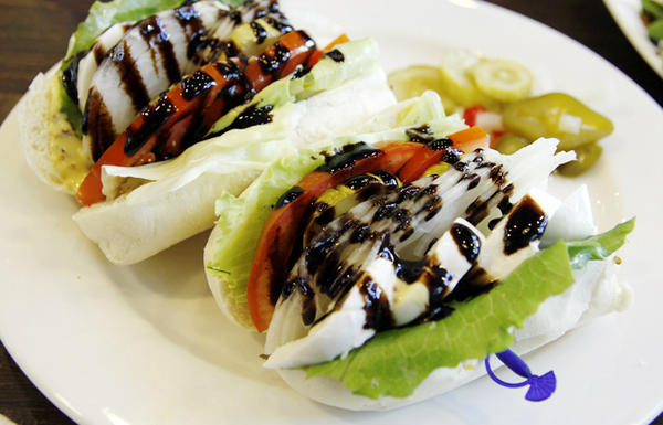선선한 가을, 크라제버거에서 토마토&amp;모짜렐라 샌드위치를 즐겨보세요~!
토마토와 모짜렐라 치즈가 어우러져 부담스럽지 않고 담백한 크라제 토마토&amp;모짜렐라 샌드위치와 함께 언제 어디서나 브런치를 즐기실 수 있답니다!