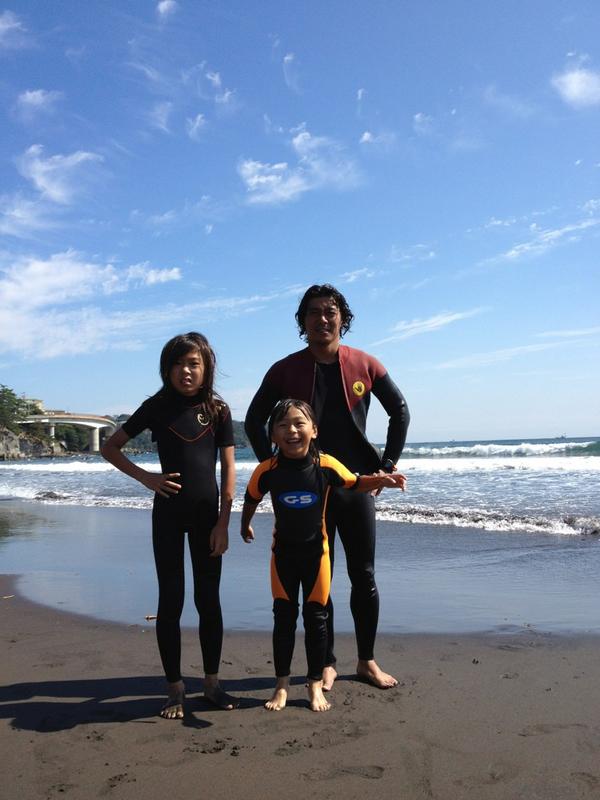 Sea617Sun919's tweet photo. 吉浜サーフィン！次男も吉浜は初！浜よりも海の方があったかいって…   だれも浜で待つ母のそばには ほんの一瞬しか来ない😢 http://t.co/LZP5GUzh