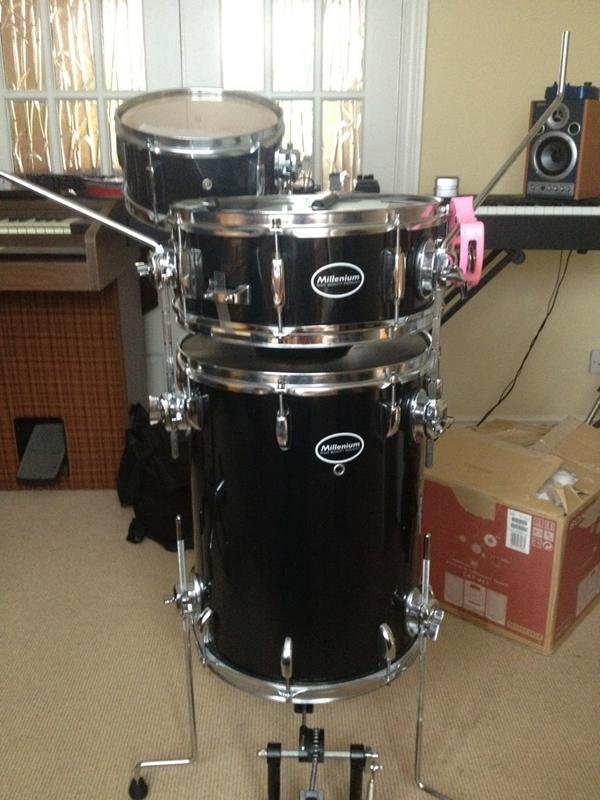 TheManWhomIan's tweet photo. The newest member of the musical family. Now to figure out how to loop this mofo. http://t.co/e0p4J54R