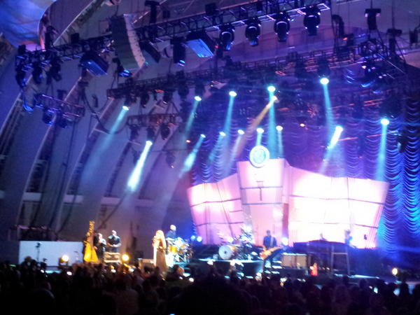 AndraDayMusic's tweet photo. #FlorenceandThe Machine already shutting the place down :) Wow http://t.co/1yMAgXAb