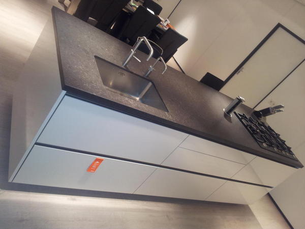 Leeuwerik_bv's tweet image. Een #hoogglans keuken gemaakt van onze #Polygloss panelen. Mooi werk van Van Hulst Interieurprojecten!