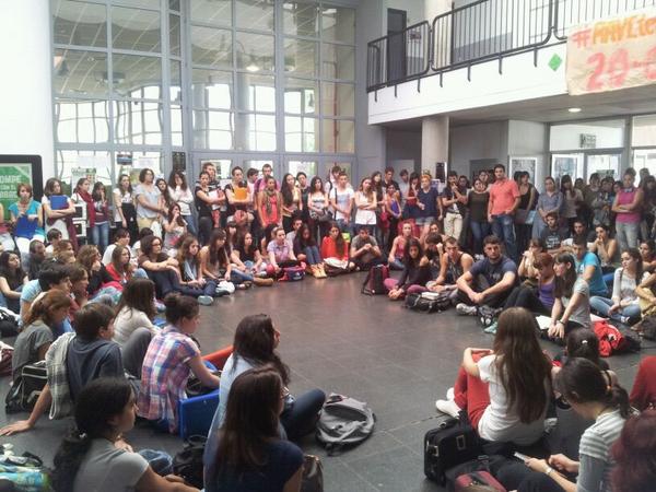 La uni se mueve, pedazo asamblea en Vet UCM #11O #noalosrecortes @tomalafacultad @ConstruyendoUCM es el comienzo no más