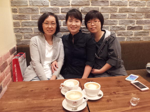 yr3879's tweet photo. 사랑하는 3병동 6병동 수샘이랑 보그너에서 달콤한 라테 마시고 있어요ㅋ~~~~ http://t.co/oMntpHnH