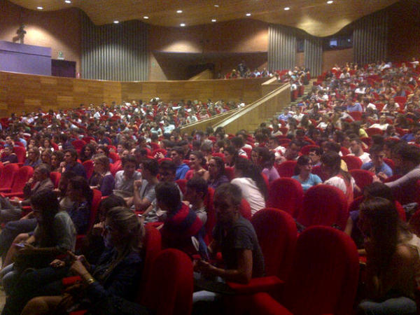 lucavalotta's tweet photo. Gli studenti di Economia dell'Universita' di Napoli Federico II sono rock! Grazie per l' accoglienza e l'applauso! http://t.co/ZJ6jeHdS