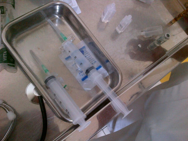 Estoy a punto de rajar... Hace falta inyectarme 3 de estas jeringas? WTF! Todo sea x uds! En serio les digo...