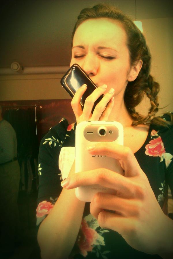 Ir cilvèki,kuri priecàjas arì par Iphone3!! Nu re kur ir <a href="/karlislacis/">Kārlis Lācis</a> ! Paldies :)