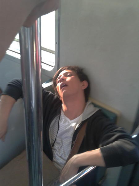 CDMXMetro's tweet photo. No sabemos si está dormido o muerto. http://t.co/DK2ocWna
