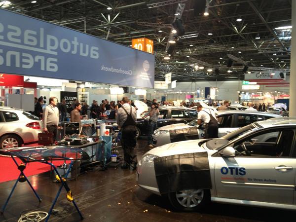 IntMastFitComp's tweet image. At #glasstec DE autoglass competition preparing the way for #IntMastFitComp on Thursday and Friday. #TM1