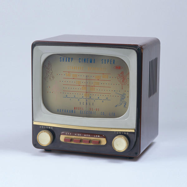 Sharp シャープ株式会社 これシャープっぽい製品だなと思ったらrt テレビのフリしたラジオ シネマスーパー 1956年 一見おもしろ製品 ですが 音質もよく 前面つまりテレビでいう画面の部分はライトで灯され かっこいい照明に テレビがまだ高価だっ