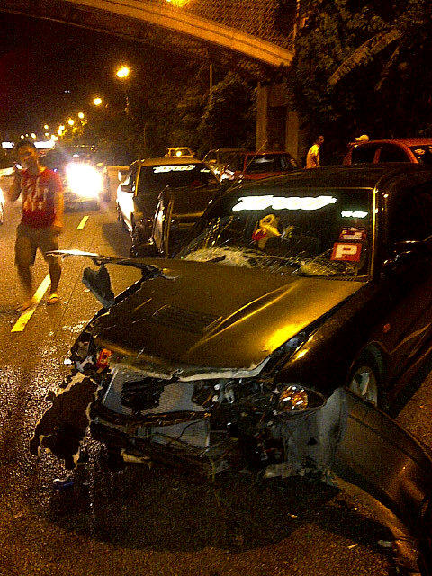 Info_AutoResceu's tweet photo. Depan Muzium Negara... Driver mabuk langgar JCB (Jengkaut).. #klraffic #kltu #klrbRT http://t.co/4I9pRspz