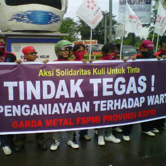 Federasi Serikat Pekerja Metal Indonesia (FSPMI) Kepri gelar aksi solidaritas untuk jurnalis di Riau @AJIIndo