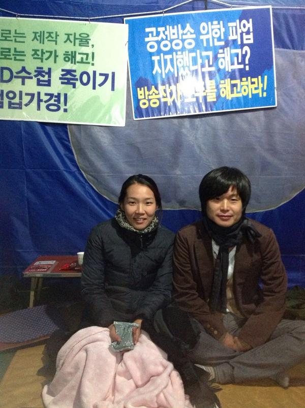 writer_pdnote's tweet image. 오늘 촛불집회에서 지지발언을 해준 시사인 주진우 기자님~ 끝장캠프에서 한장 찰칵! 반갑고, 감사합니다~ ^^