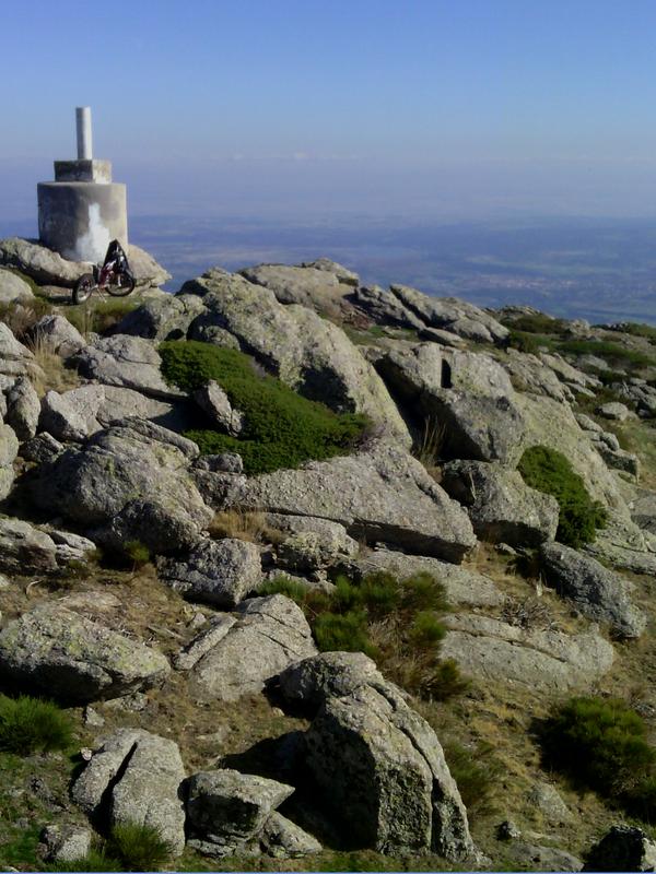 Con mi moto...acabo de hacer cumbre en el pico de la pala,paisaje increíble...a ver como bajo de aqui !!!